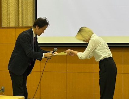 松本沙奈さんの「優秀発表賞」受賞の様子